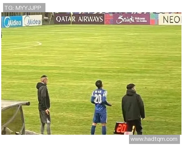 足球巨星意外重伤赛场瞬间定格全场震惊引发球迷热议